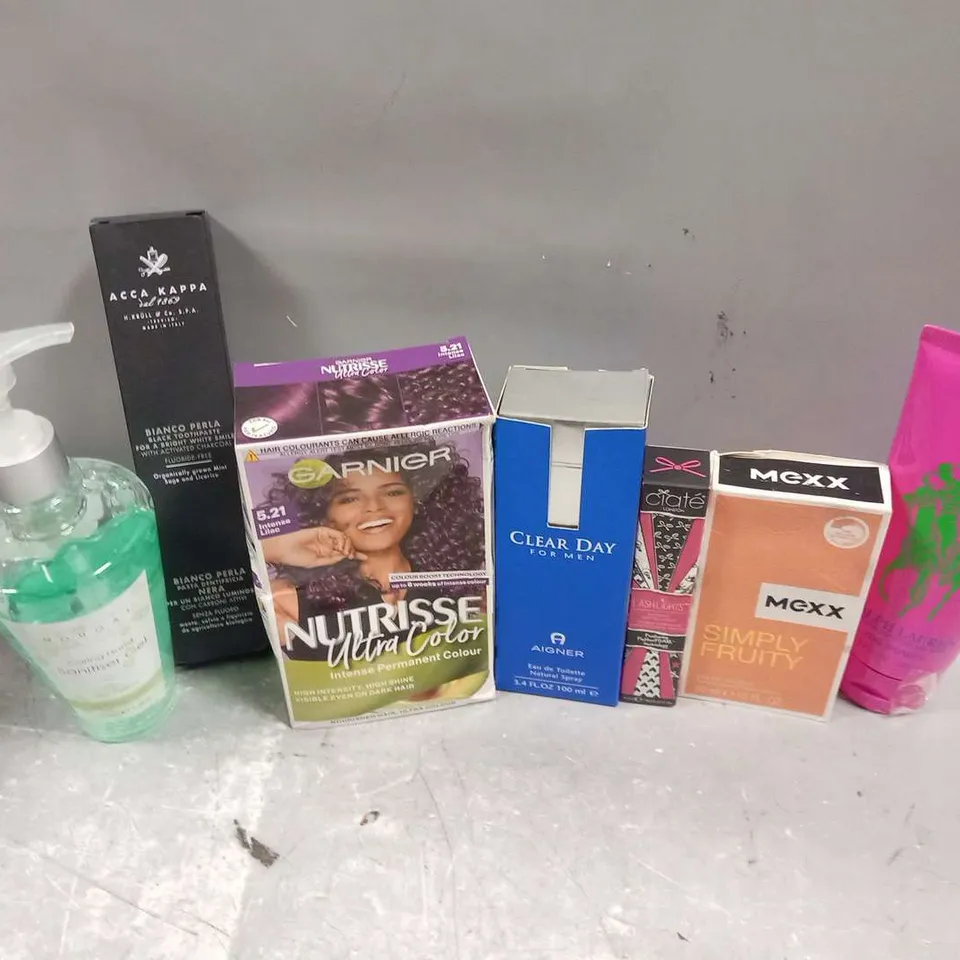 APPROXIMATELY 30 ASSORTED FRAGRANCES AND BEAUTY PRODUCTS TO INCLUDE; RALPH LAUREN, ACCA KAPPA, GARNIER, MEXX AND AIGNER