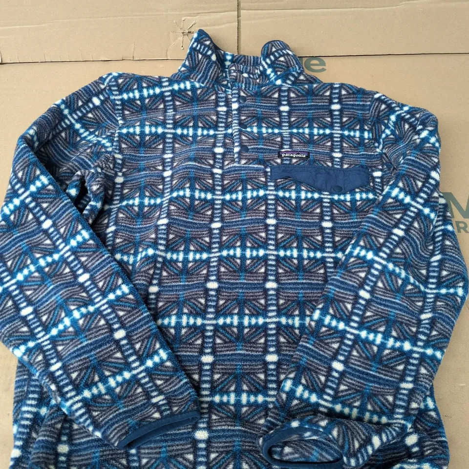 PATAGONIA SYNCHILLA FLEECE JACKET – SIZE M, BLUE GEOMETRIC PATTERN