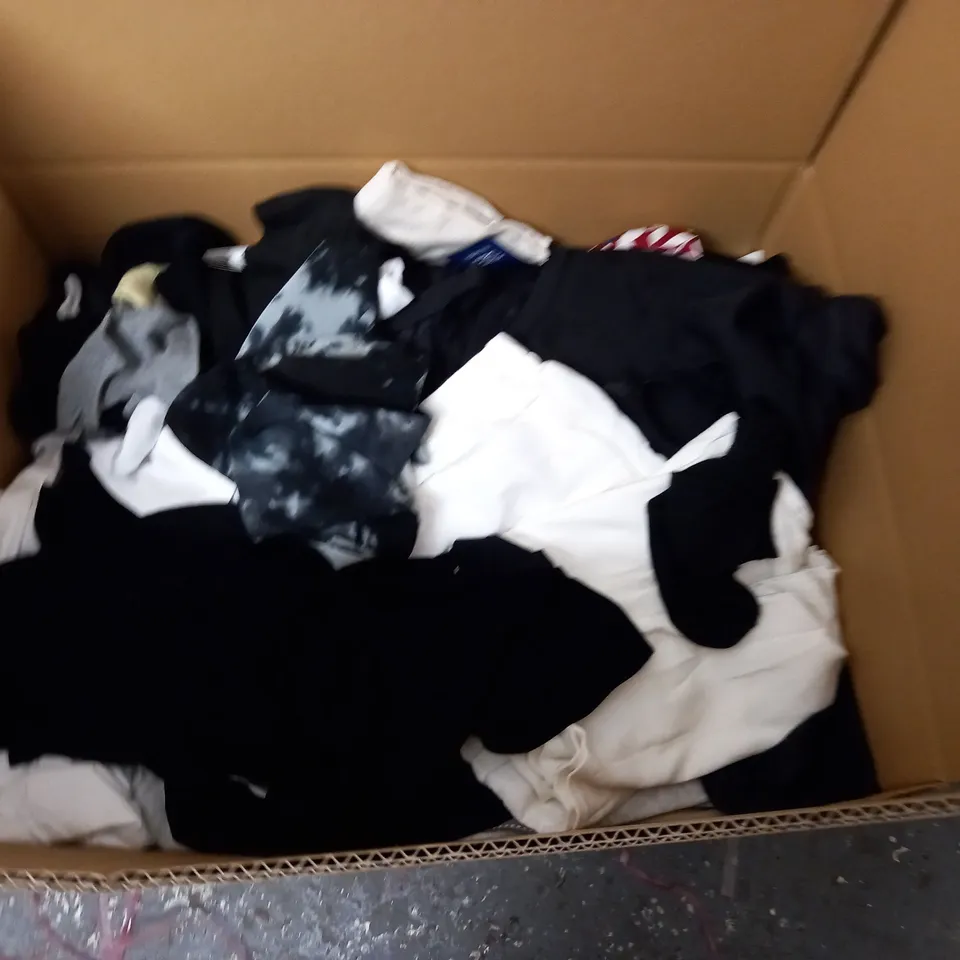 LARGE QUANTITY OF ASSORTED CLOTHIN GITEMS TO  INCLUDE BOOHOO. MONKL AND ASOS