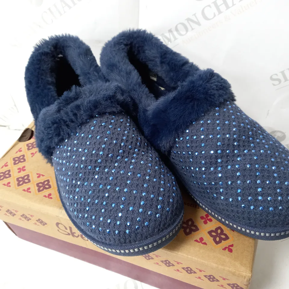 BOXED PAIR OF SKECHERS COZY SLIPPERS IN NAVY SIZE 4.5
