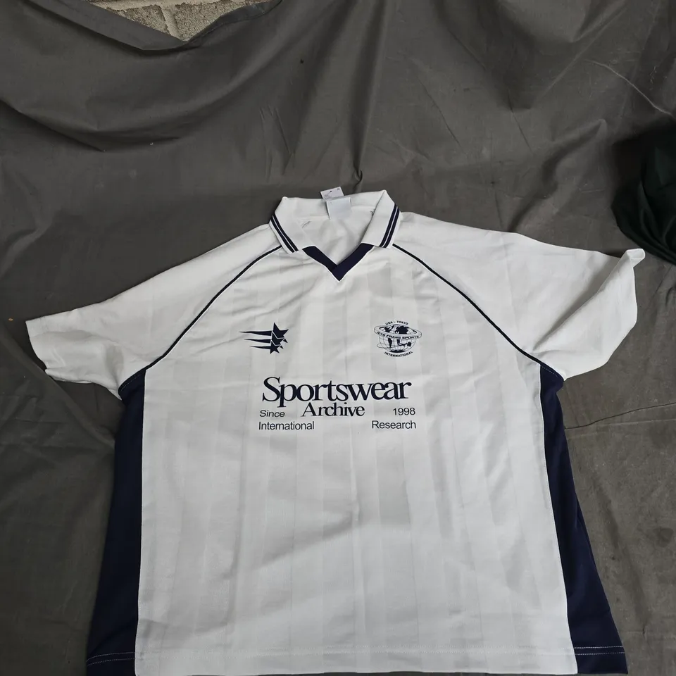 IETS FRANS SPORTSWEAR ARCHIVE POLO SHIRT – WHITE WITH NAVY SIDE PANELS