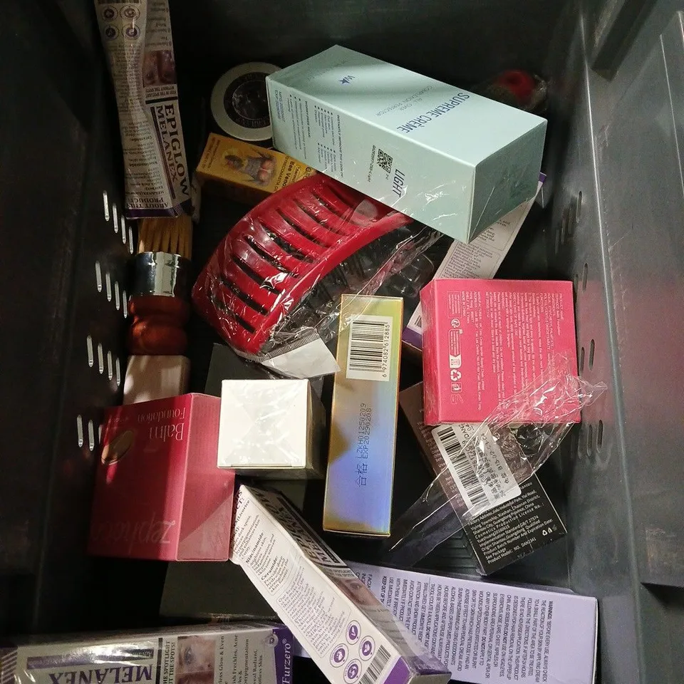 APPROXIMATELY 20 ASSORTED HEALTH & BEAUTY PRODUCTS TO INCLUDE - F&W BRIGHTENING SHOWER GEL, WILD DEODORANT, PIXI BROW TAMER, ETC 