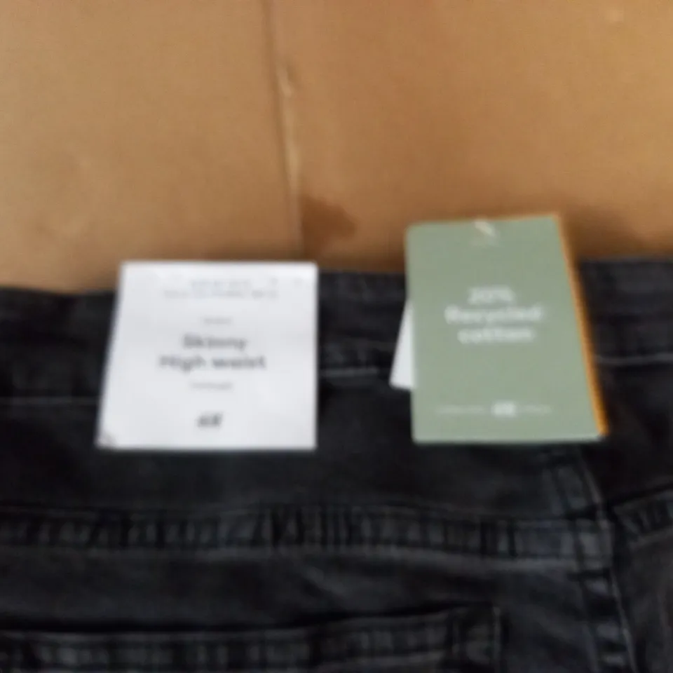 H&M SKINNY HIGH WAIST JEANS IN BLACK - UK 16