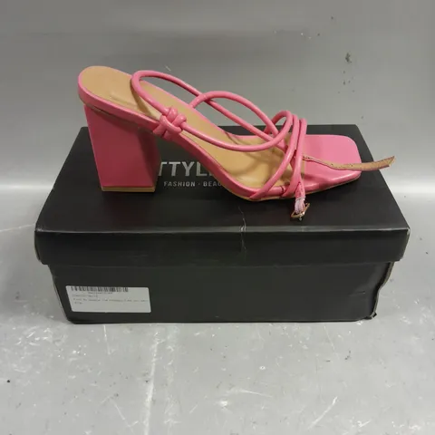 BOXED PAIR OF PRETTYLITTLETHING PINK SQUARE STRAPPY TUBE BLOCK HEELED SANDALS - 4