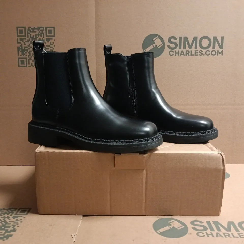 BOXED PAIR OF UNBRANDED SIDE-ZIP CHELSEA BOOTS IN BLACK SIZE 6