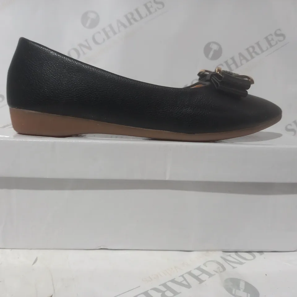BOXED PAIR OF DESIGNER SLIP-ON SHOE IN BLACK W. GOLD/JEWEL EFFECT DETAIL EU SIZE 36