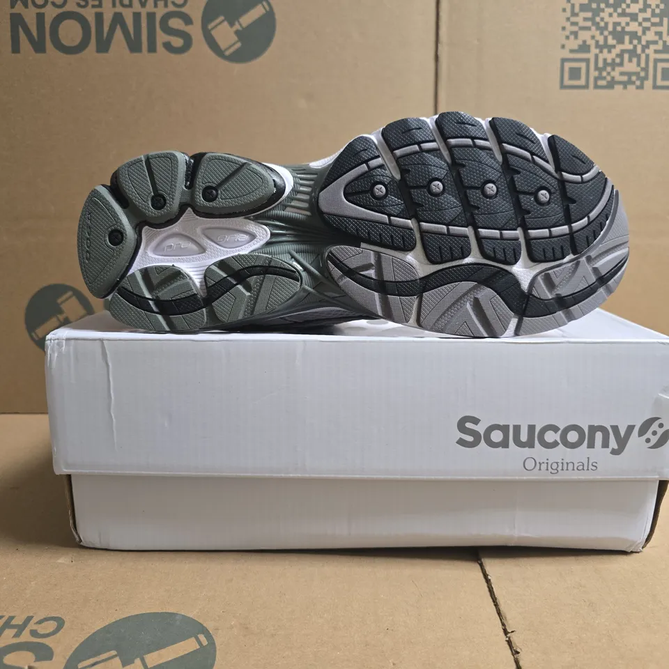 BOXED PAIR OF SAUCONY PRO GRID OMNI 9 TRAINERS IN WHITE/GREY SIZE UK 7.5