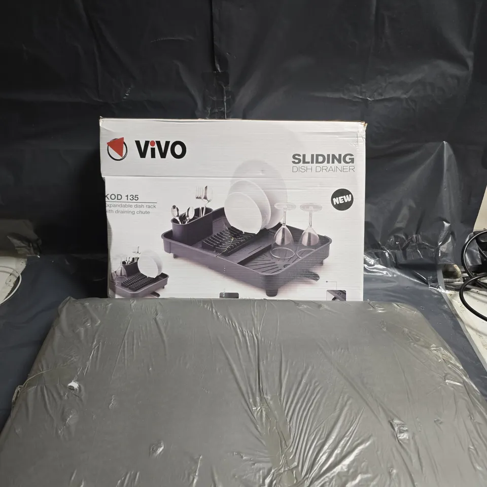 BOX OF APPROXIMATELY 6 ASSORTED HOUSEHOLD ITEMS TO INCLUDE - SLIDING DISH DRAINER - PILLOW - ETC