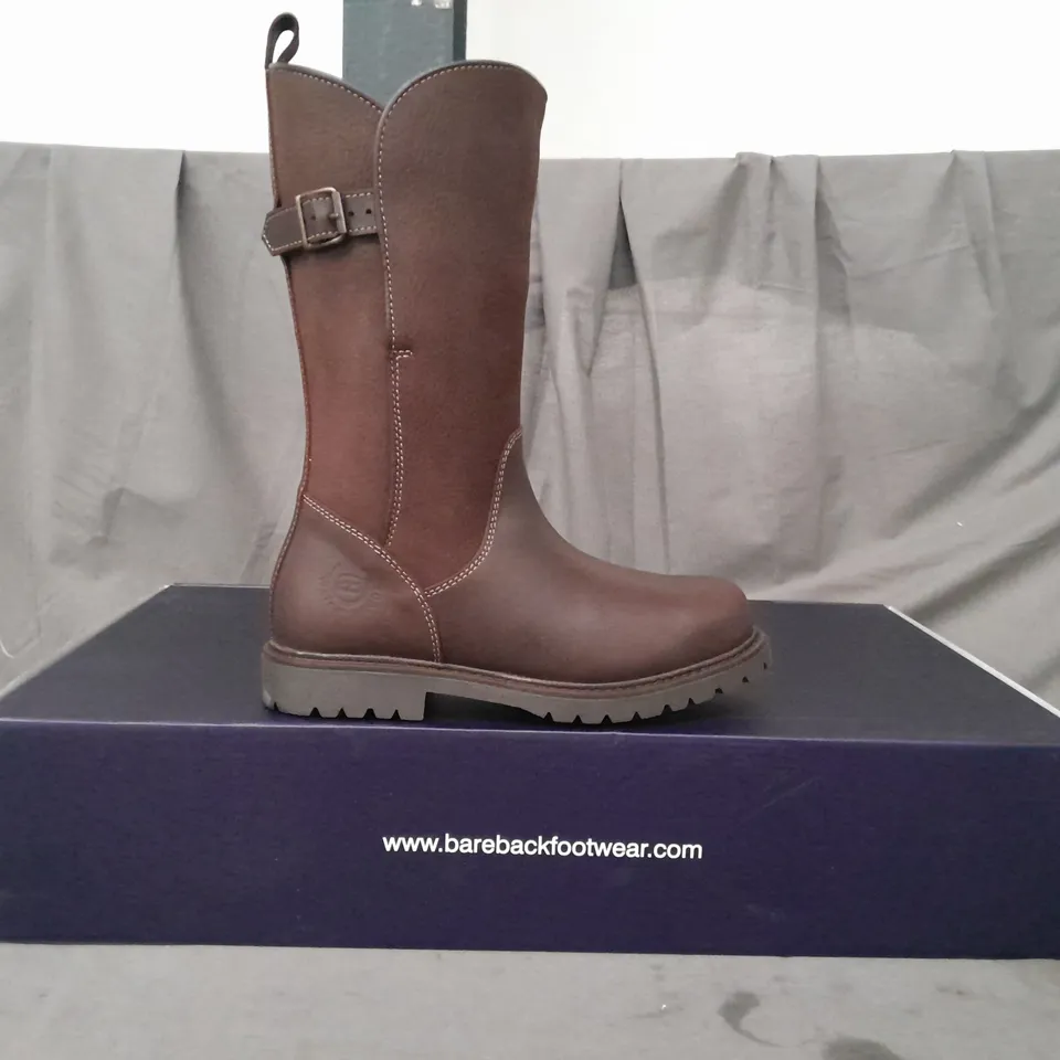 BOXED PAIR OF BAREBACK QUEBEC WATERPROOF MID CALF BOOTS IN BROWN UK SIZE 4