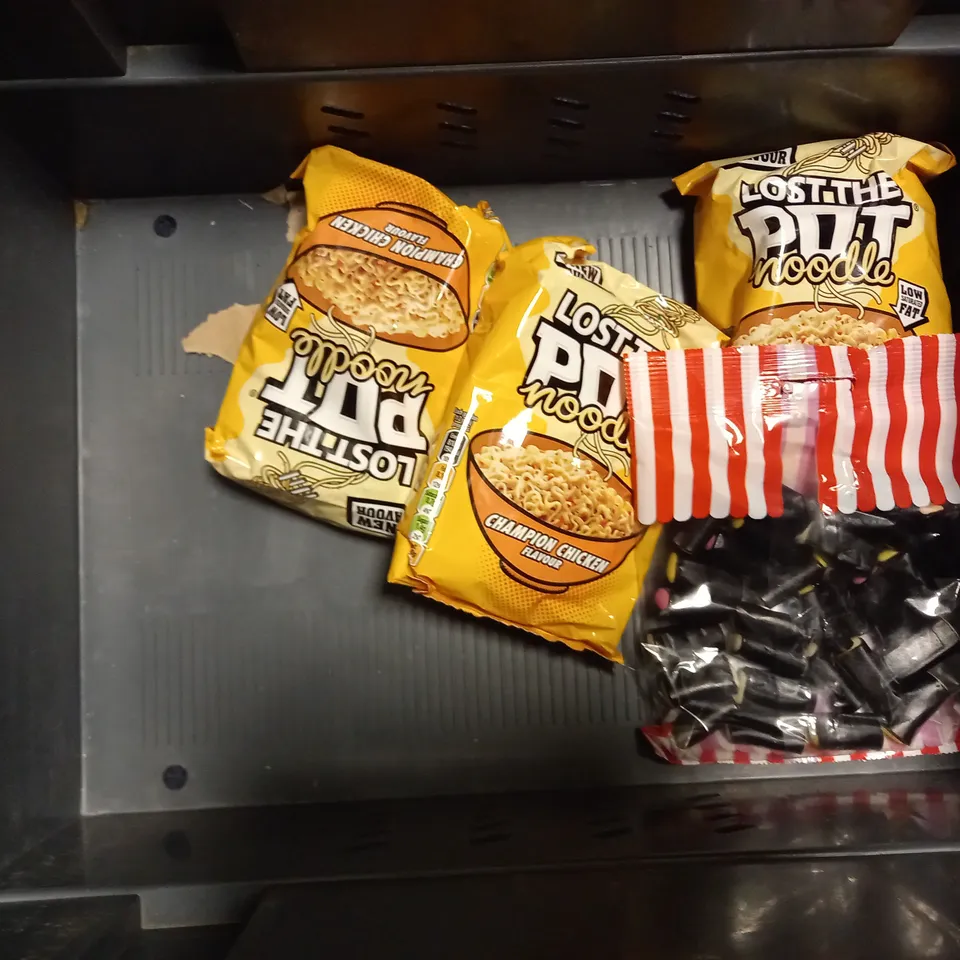 TOTE OF APPROX 9 ASSORTED FOOD ITEMS TO INCLUDE - LOFBERGS ROAST COFFEE , TWININGS FULL ENGLISH , OXO VEGETABLE CUBES ETC
