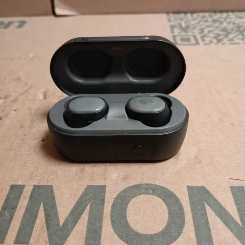 SKULLCANDY SESH TRUE WIRELESS EARBUDS WITH CHARGING CASE (BLACK) - UNBOXED 