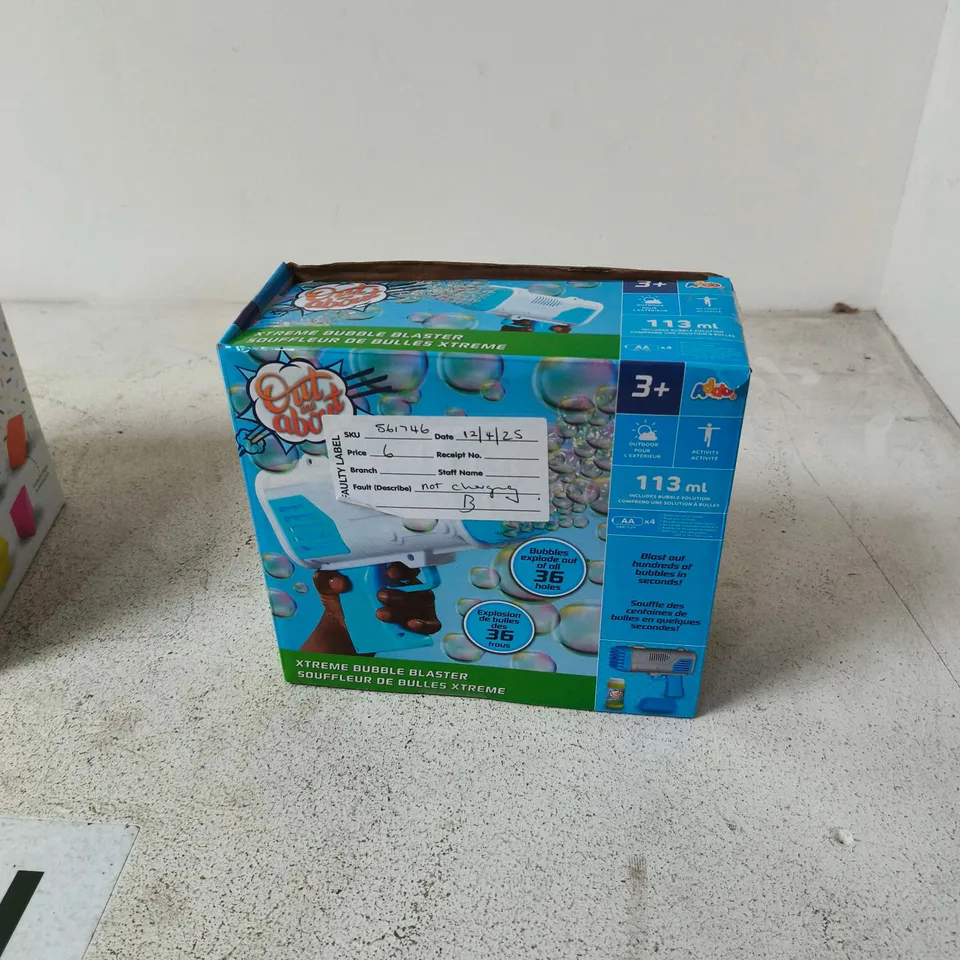 BOX OF APPROXIMATELY 10 ASSORTED TOYS INCLUDING WOODEN SHAPE SORTER , TALK BACK PARROT AND XTREME BUBBLE BLASTER