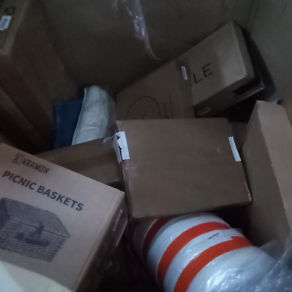 PALLET OF ASSORTED ITEMS TO INCLUDE FREESTANDING BATH SHOWER MIXER VOSPEED STAND MIXER AND KNITTING MACHINE 