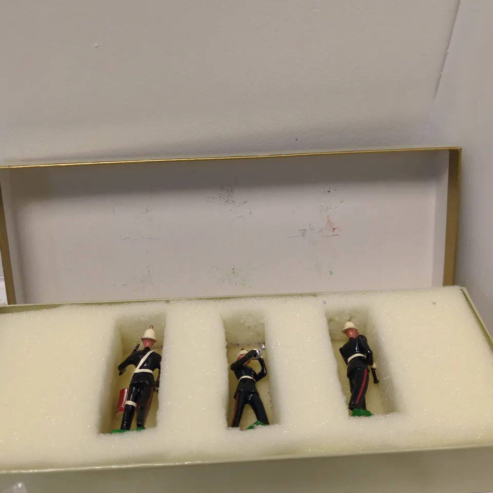 MINIATURE TOY SOLDIERS SET IN DISPLAY BOX – 3 FIGURES + APPROXIMATELY 10 MORE FIGURES WRAPPED IN BUBBLE WRAP