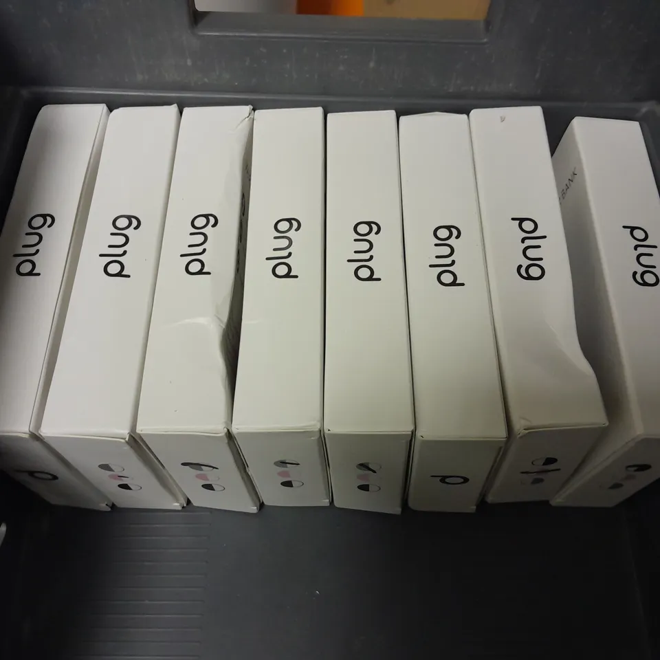 LOT OF 18 PLUG WIRELESS POWER BANKS