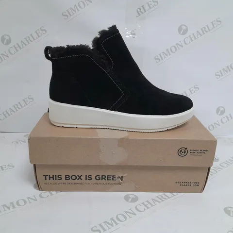 BOXED PAIR OF CLARKS LAYTON TRAINERS IN BLACK SIZE 5