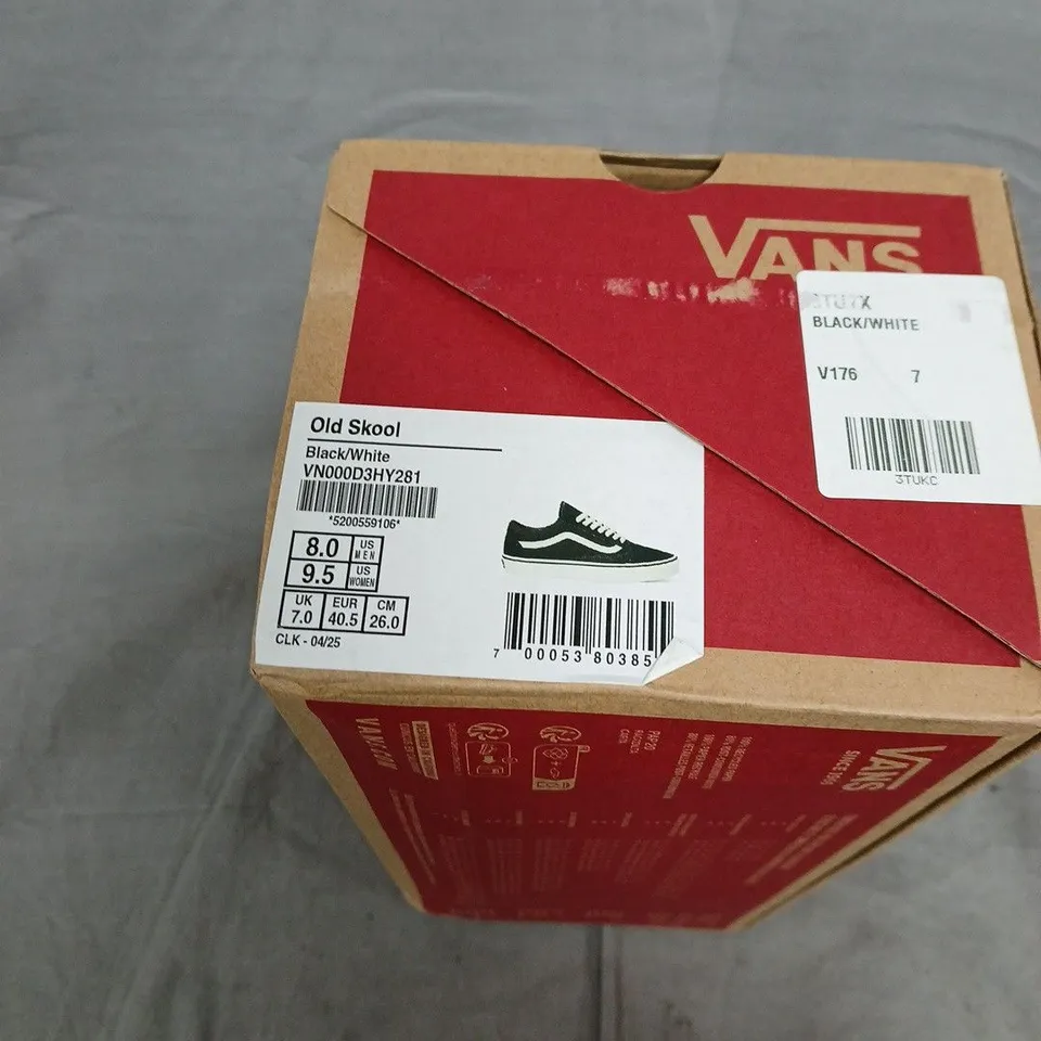 BOXED PAIR OF VANS OLD SKOOL SHOES – BLACK/WHITE, UK 7.0