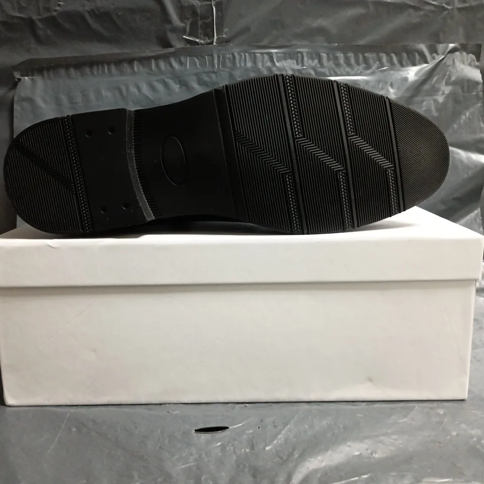 BOXED PAIR OF CONZURI RIESCO LACE UP SHOES IN BLACK SIZE UK 8