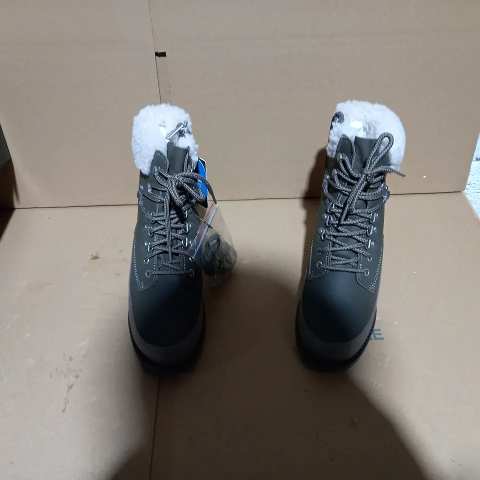 EMU AUSTRALIA OKAB DARK OLIVE BOOT SIZE 5 