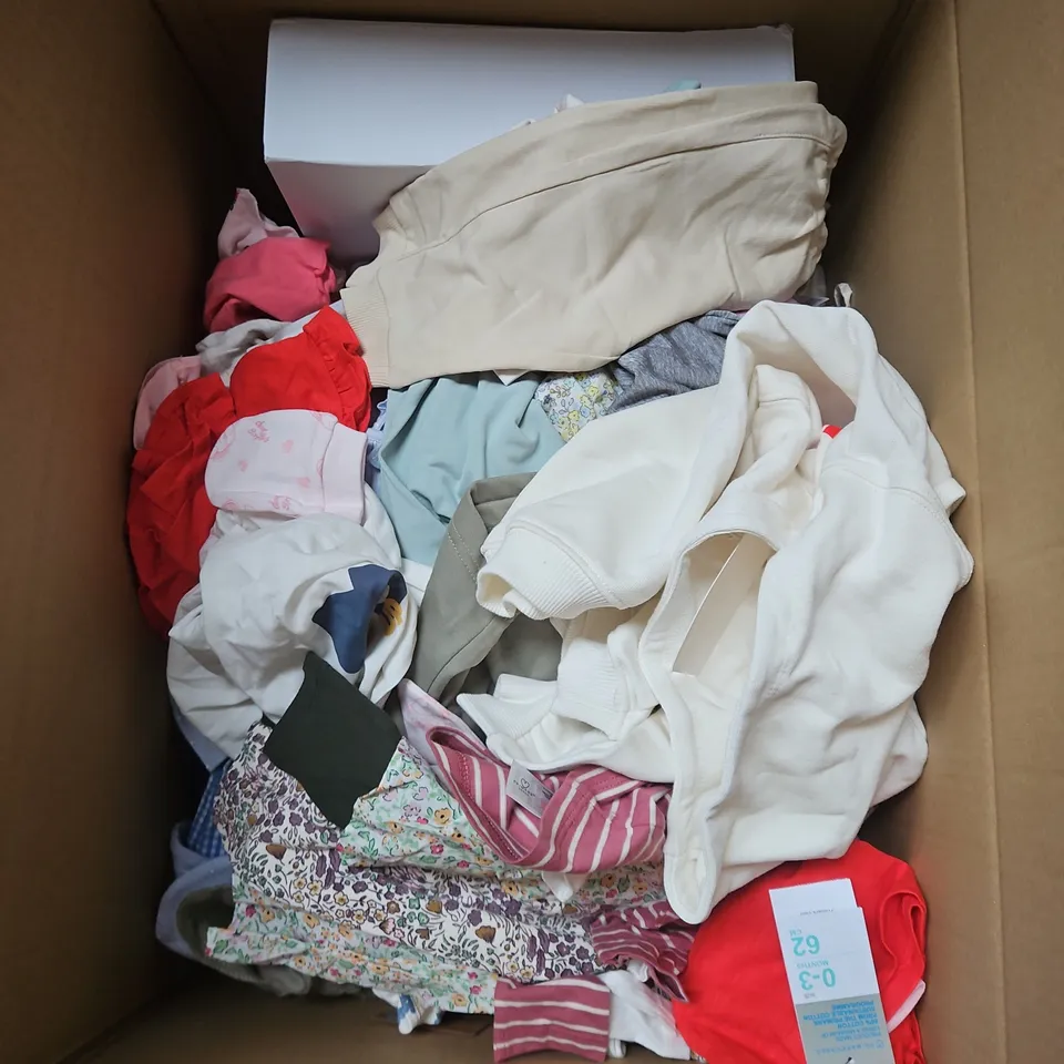 BOX OF APPROXIMATELY 30 ASSORTED KIDS CLOTHING ITEMS TO INCUDE - TSHIRTS, HAT, JUMPER, ETC