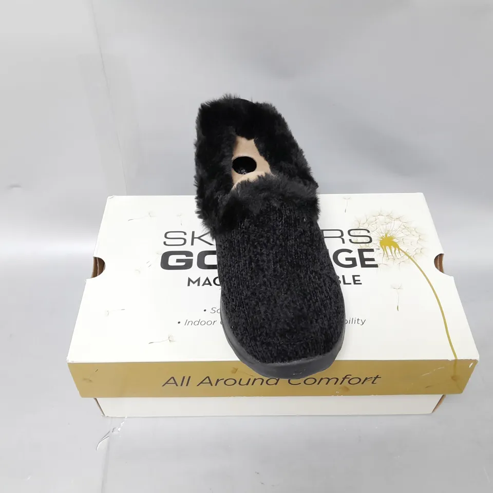 BOXED PAIR OF SKECHERS SLIP ON SHOES IN BLACK - UK SIZE 3