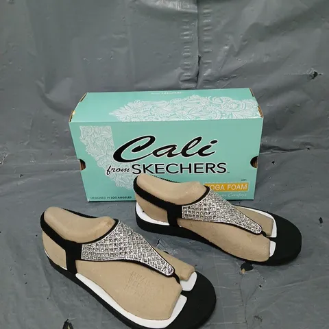BOXED PAIR OF SKECHERS CALI YOGA FOAM SANDALS SILVER UK 7