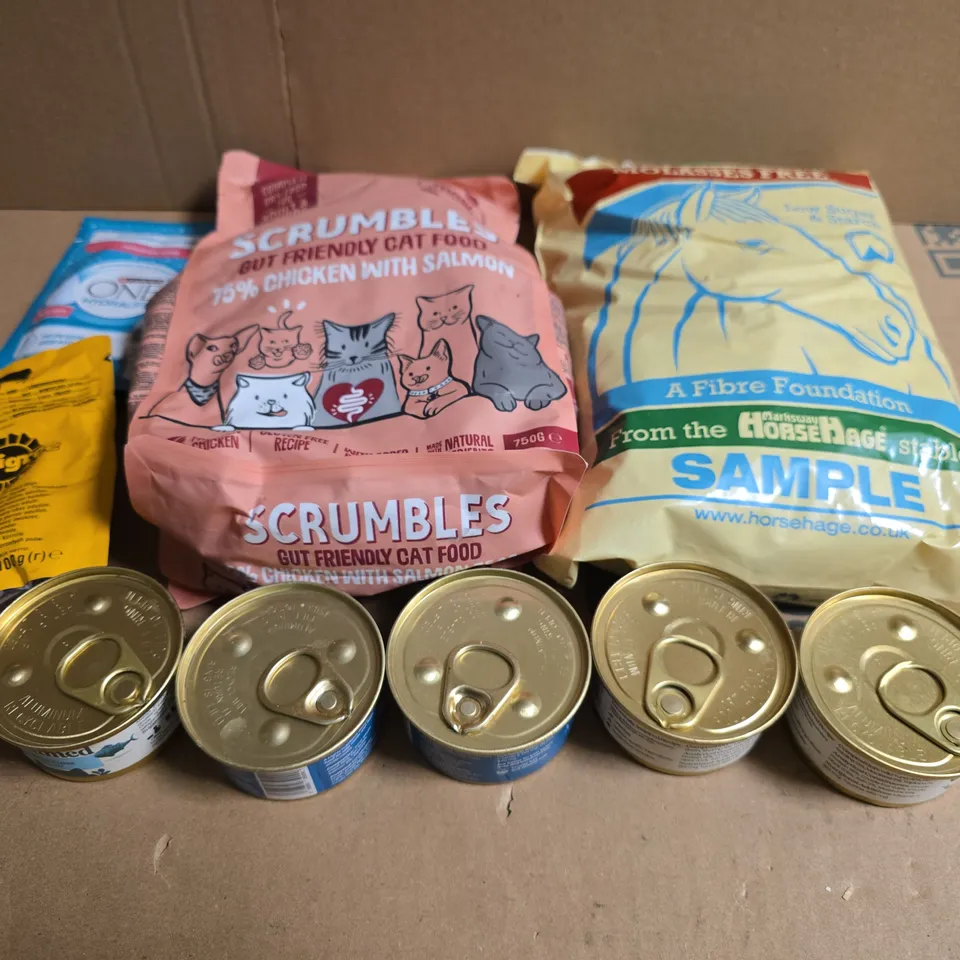 APPROX 15 ASSORTED PET FOODS & TREATS TO INCLUDE PEDIGREE, CAT FOODS AND OCEAN FRESH FISH 