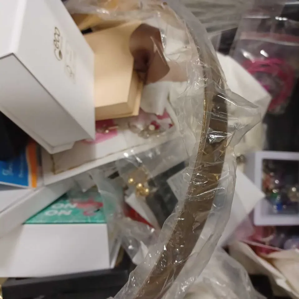 LOT OF APPROX 12 ASSORTED JEWELLERY ITEMS TO INCLUDE NECKLACES, EARRINGS, BRACELETS, ETC 