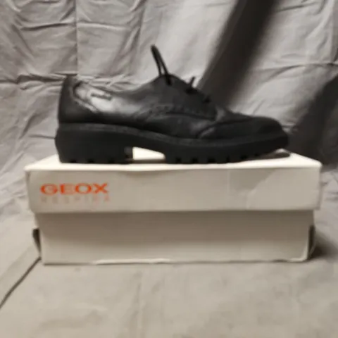 BOXED PAIR OF GEOX RESPIRA KID'S SHOES IN BLACK SIZE UK 1