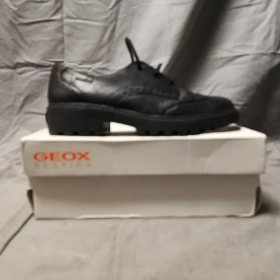 BOXED PAIR OF GEOX RESPIRA KID'S SHOES IN BLACK SIZE UK 1