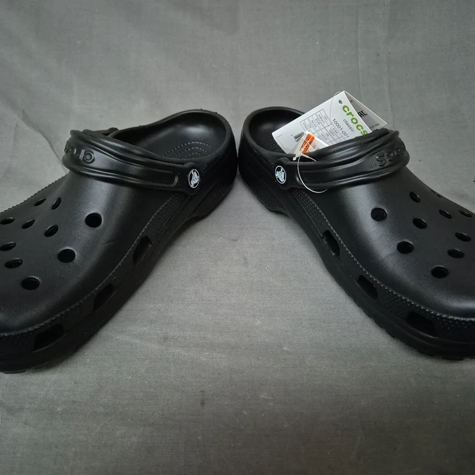 PAIR OF CROCS CLASSIC CLOGS IN BLACK UK SIZE M8/W9