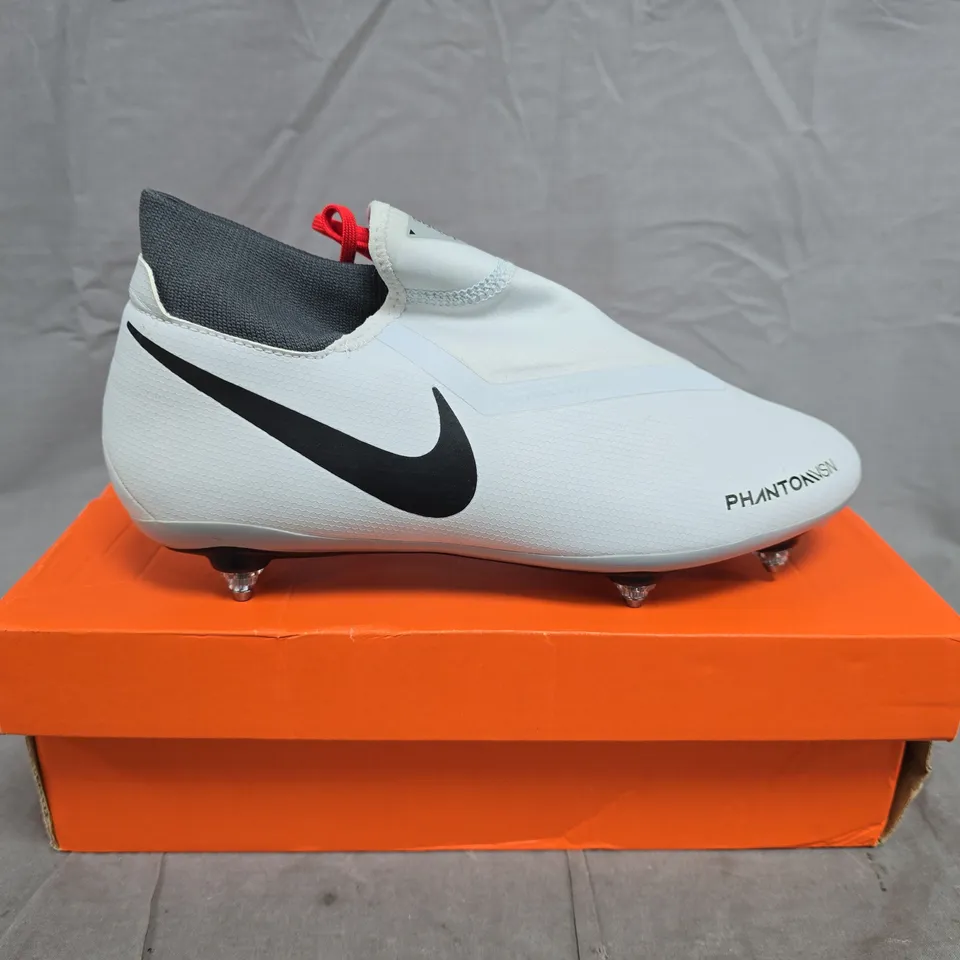 BOXED PAIR OF NIKE PHANTOM VISION FOOTBALL BOOTS – UK SIZE 8