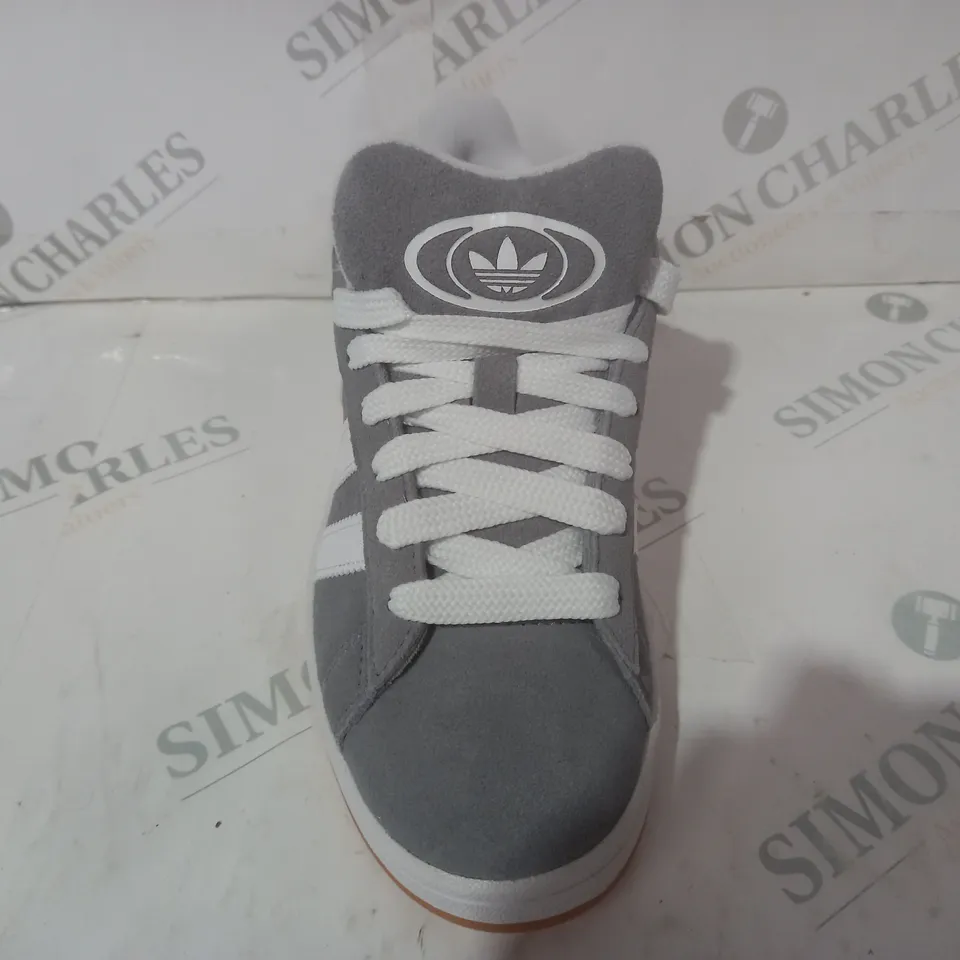 BOXED PAIR OF ADIDAS CAMPUS 00S J SHOES IN GREY/WHITE UK SIZE 5.5