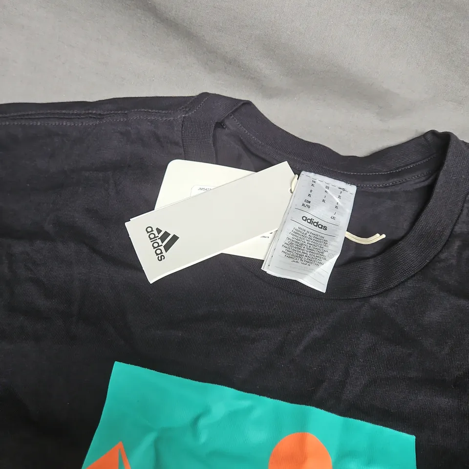ADIDAS ICONIC PLACES TEE IN BLACK - UK XL