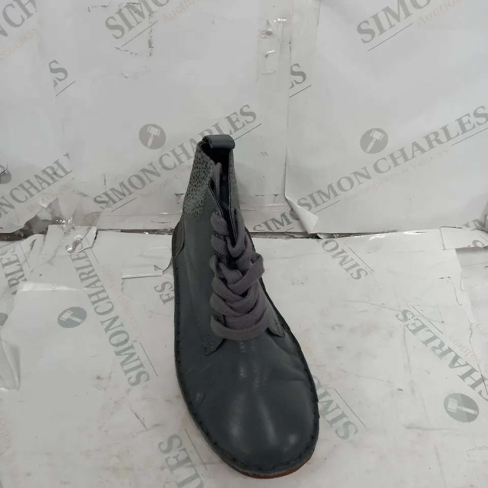 UNBOXED PAIR OF ADDESSO NAVY/BROWN BOOT SIZE 6 