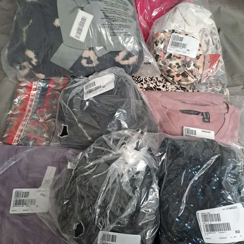 BOX OF APPROX 20 ASSORTED CLOTHING ITEMS TO INCLUDE - TOPS, BLAZER, CARDIGAN ETC