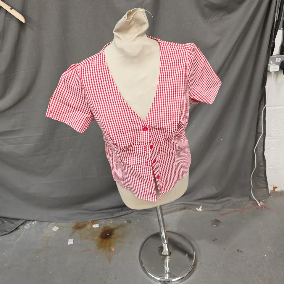 CHARLIE SUEDE WOMEN'S RED & WHITE GINGHAM BLOUSE – POLYESTER, SIZE M, BUTTON FRONT