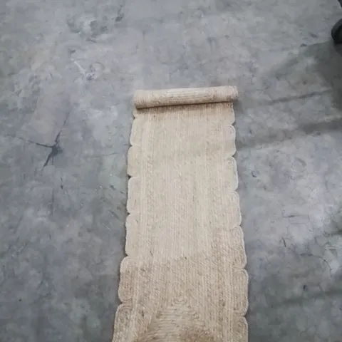 QUALITY DESIGNER AREA RUG - APPROXIMATELY 130X40CM