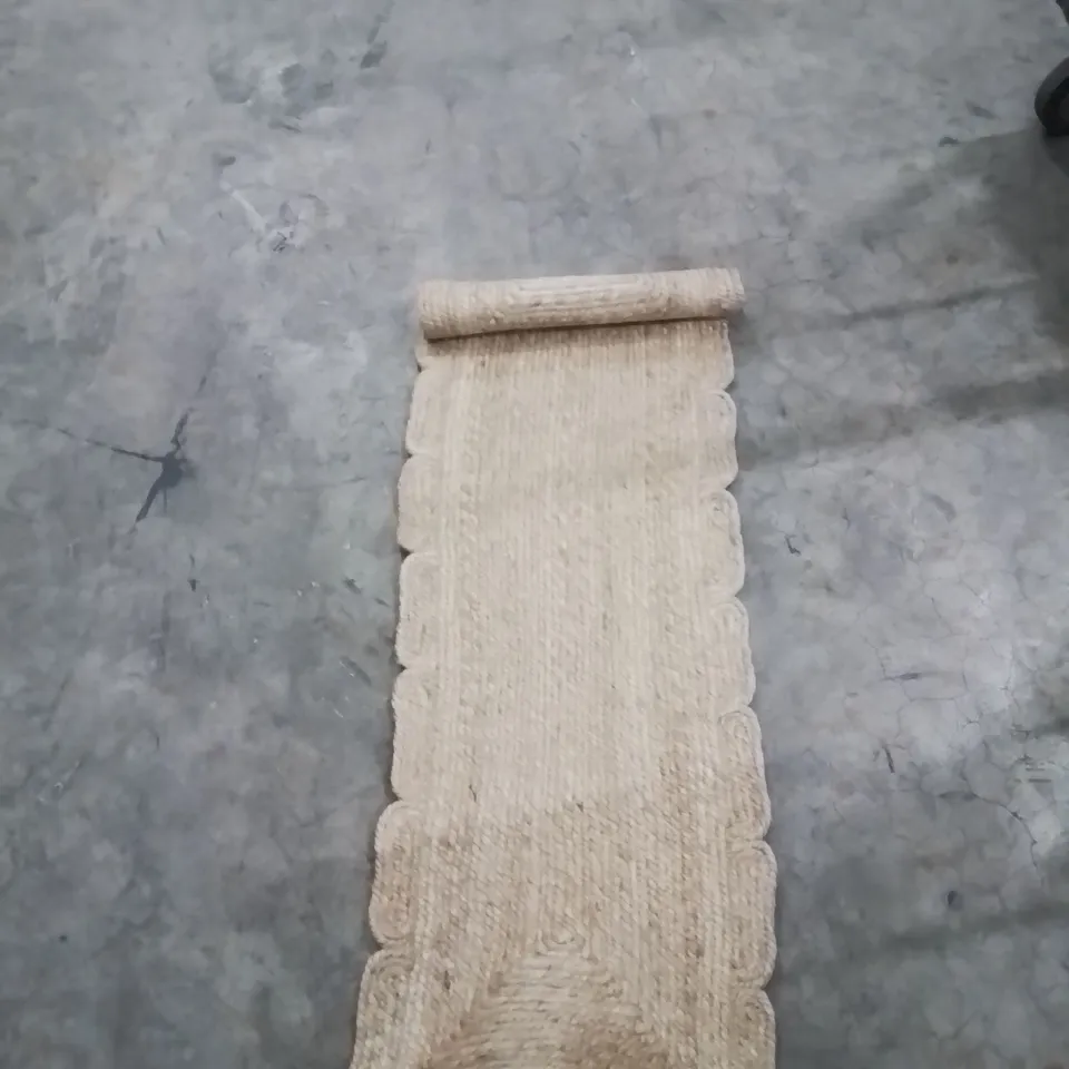 QUALITY DESIGNER AREA RUG - APPROXIMATELY 130X40CM