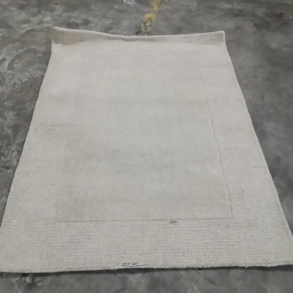 QUALITY DESIGNER AREA RUG - APPROXIMATELY 170X130