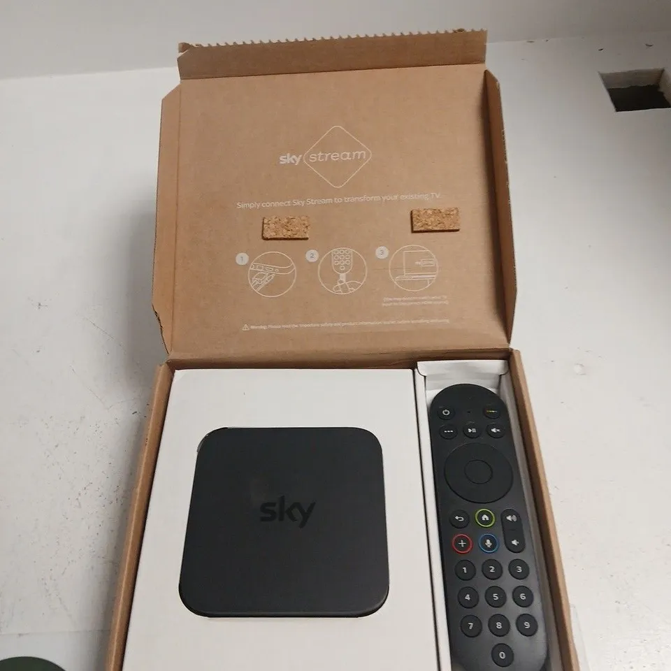 SKY STREAM STREAMING MEDIA PLAYER WITH REMOTE – BOXED