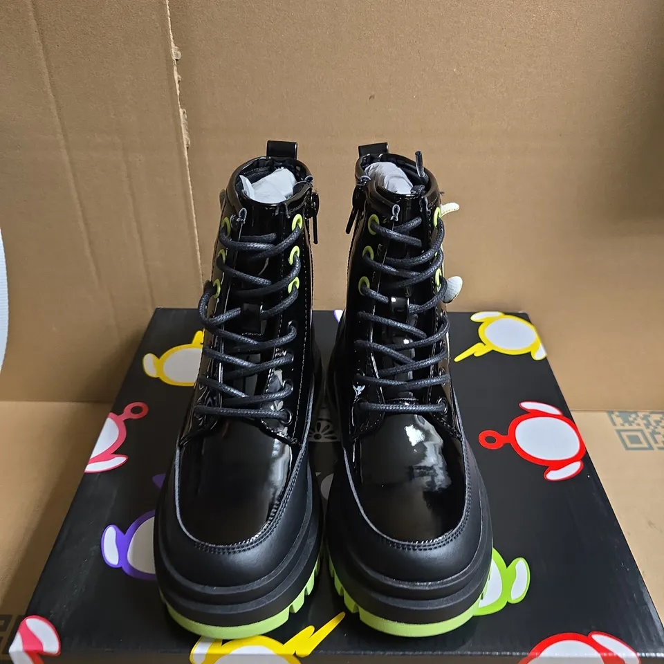 BOXED PAIR OF KOI TUBBYTRONIC KIDZ DIPSY HEAD BOOTS - UK SIZE 11