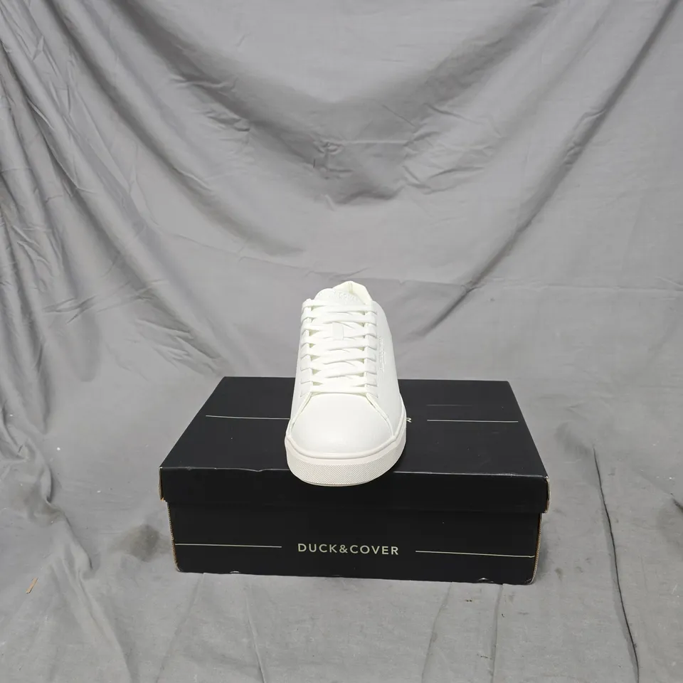 DUCK & COVER WHITE LEATHER SNEAKER SIZE 11