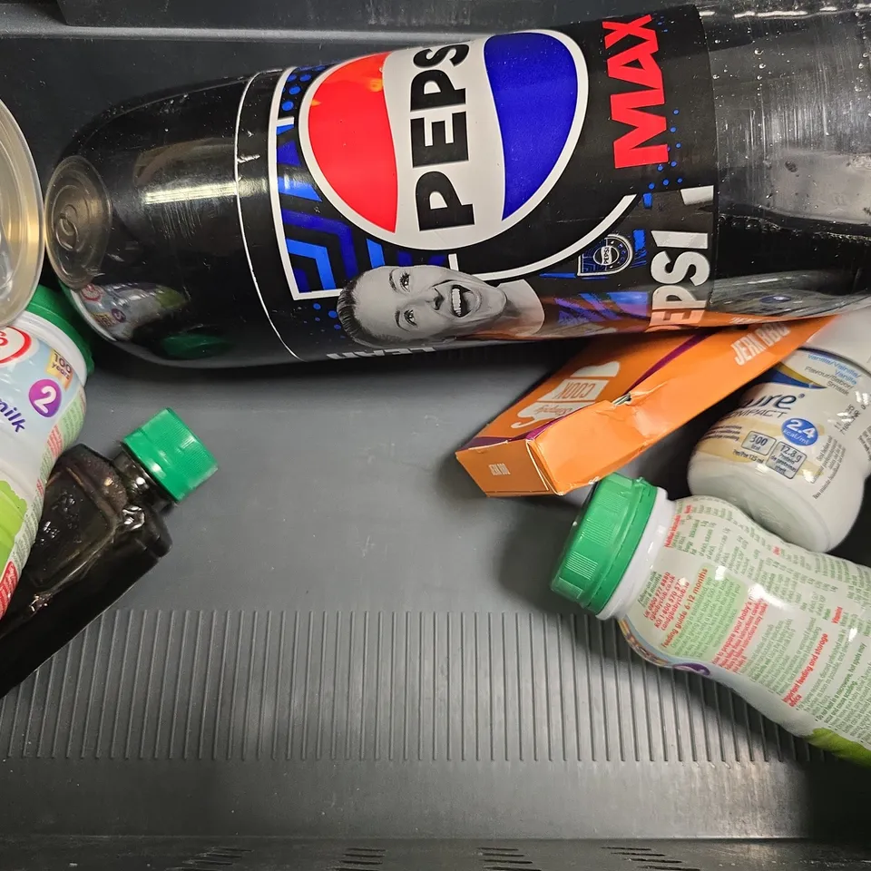 APPROXIMATELY 7 ASSORTED FOOD & DRINK ITEMS TO INCLUDE - HEINZ TOMATO KETCHUP , FANTA ORANGE , PEPSI MAX ETC