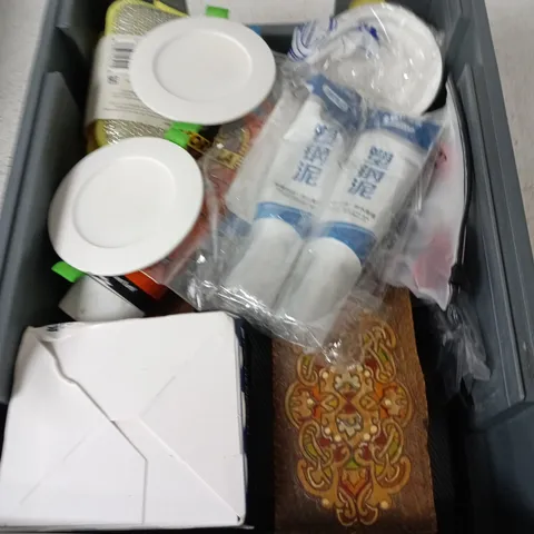 BOX CONTAINING A MIX OF APPROXIMATELY 15 ASSORTED HOUSEHOLD ITEMS INCLUDING WOODEN BOXES, GORILLA GLUE, PHOTO SLATE ETC. 