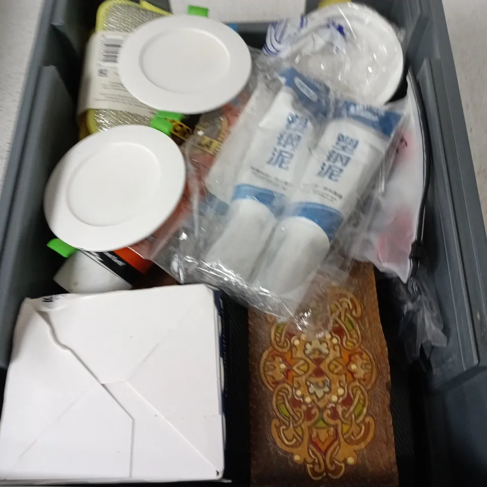 BOX CONTAINING A MIX OF APPROXIMATELY 15 ASSORTED HOUSEHOLD ITEMS INCLUDING WOODEN BOXES, GORILLA GLUE, PHOTO SLATE ETC.