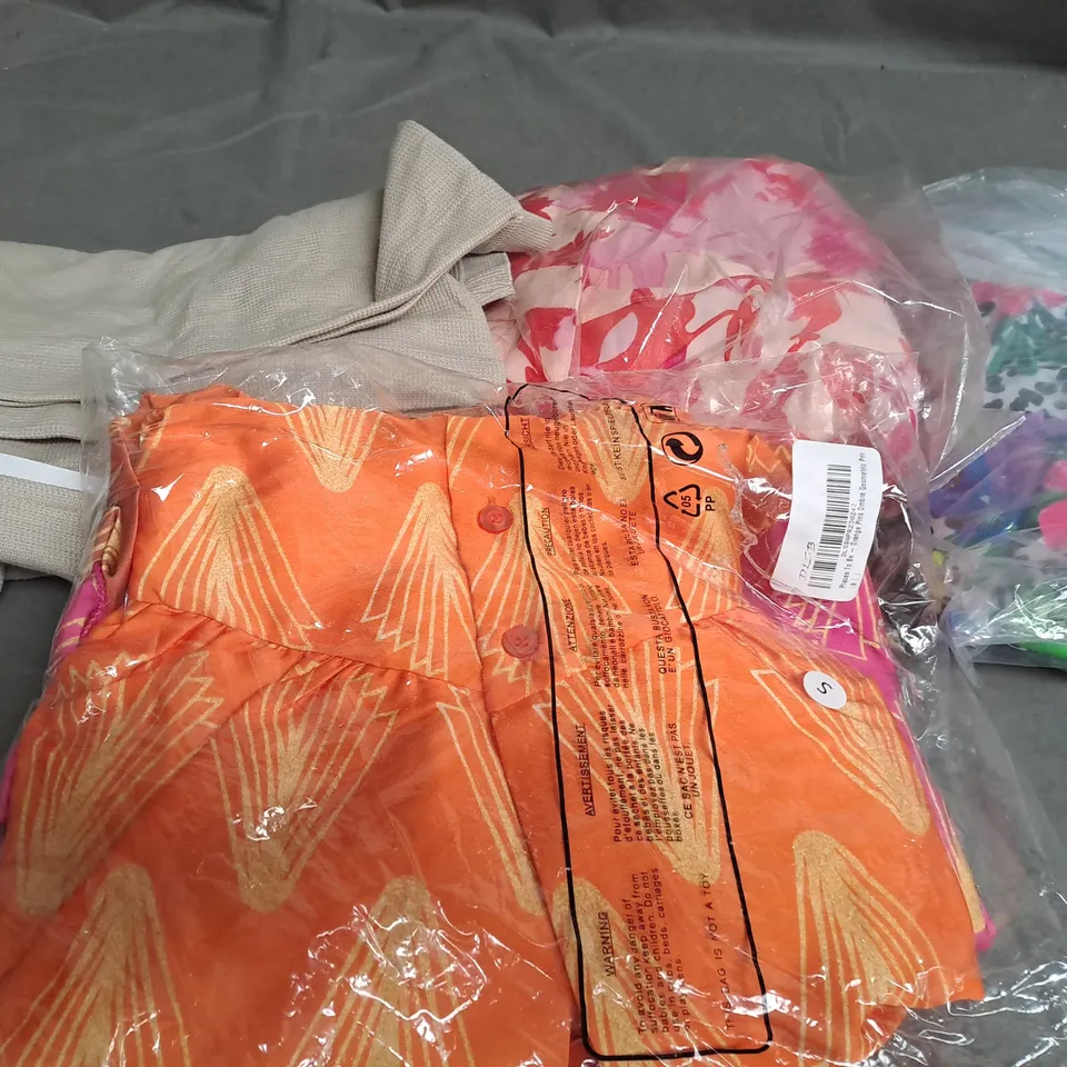BOX OF APPROXIMATELY 20 ASSORTED CLOTHING AND FASHION ITEMS IN VARIOUS STYLES AND SIZES TO INCLUDE TOPS , DRESSES , JEANS , ETC