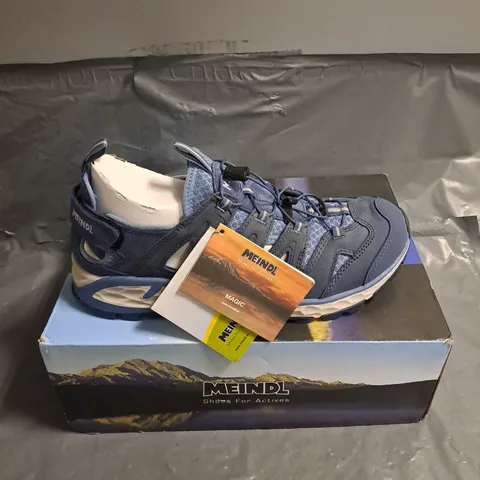BOXED PAIR OF MEINDL BRINDISI LADY C FIT PW SANDALS IN JEAN BLUE SIZE UK 8