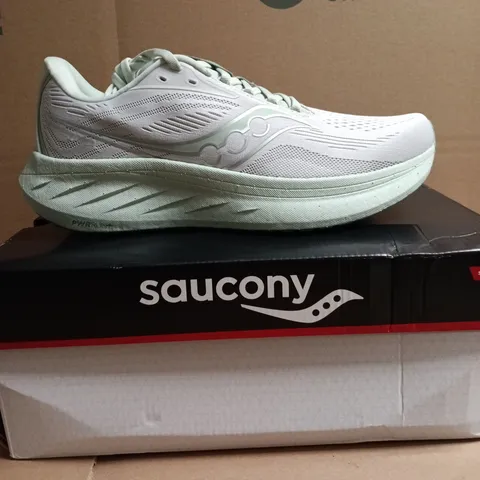 BOXED PAIR OF SAUCONY WOMEN’S RUNNING SHOES – UK 8.5 