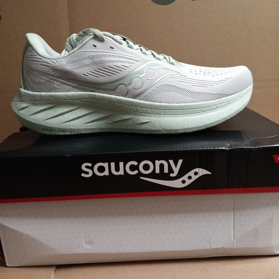 BOXED PAIR OF SAUCONY WOMEN’S RUNNING SHOES – UK 8.5 